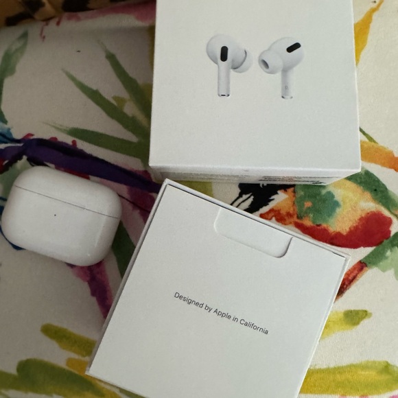 Apple AirPods Pro with Charging Case - White - Picture 9 of 11